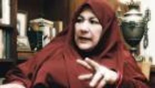 مقابل مليون جنيه.. طليقة "أشهر شاعر عامية مصري" تعرض مكتبتها للبيع