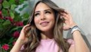 ساندي تستعرض رشاقتها بملابس البحر على الشاطئ (صور)