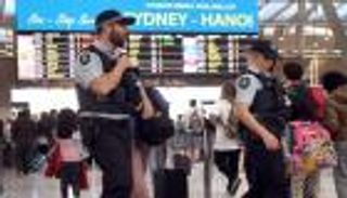 "جملة" تربك أجواء أستراليا.. طائرة تعود وإلغاء 32 رحلة