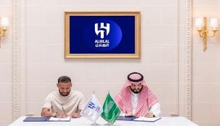 نيمار لحظة توقيعه للهلال