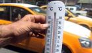 فيديو لا يُصدق.. شدة الحرارة تذيب حذاء شاب عراقي وتلصقه بالأرض