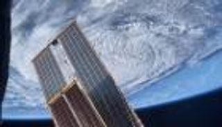 سلطان النيادي يمر فوق الإعصار "خانون" (فيديو)