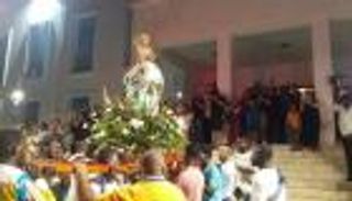 خرجة "المادونا".. دعوة للتعايش تطوف بشوارع حلق الوادي التونسية (صور)