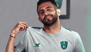 رياض محرز لاعب الأهلي السعودي
