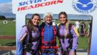 امرأة تحتفل بعيد ميلادها الـ90 بـ"طريقة مجنونة يخشاها الشباب" (صور)