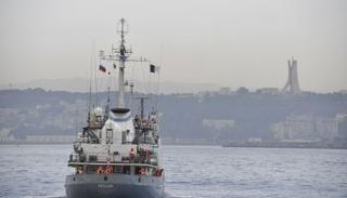 السفينة الروسية ترفع علمي الجزائر وروسيا 