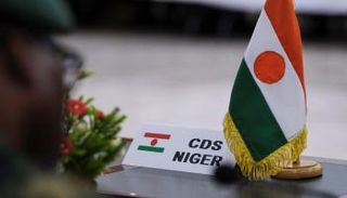 علم النيجر على طاولة إيكواس