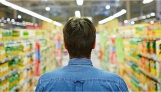 شخص في متجر للسلع - أرشيفية