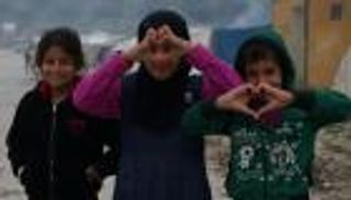 اليوم العالمي للعمل الإنساني 2023.. "نقف معا مهما كان"