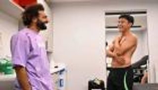 قميص محمد صلاح المقطوع.. موجة ساخرة على أوتار الدوري السعودي (فيديو)