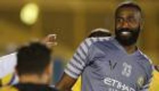 مشجع مصري ينقذ حارس النصر من كارثة أمام التعاون (فيديو)