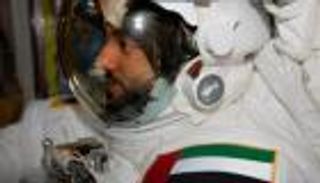 سلطان النيادي يجري دراسة في الفضاء