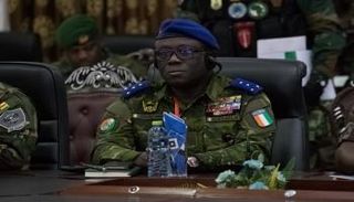  لاسينا دومبيا، رئيس أركان الجيش بساحل العاج خلال اجتماع إيكواس