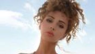 ميريام فارس في أحدث ظهور.. إطلالة حمراء جريئة في السعودية (صور)