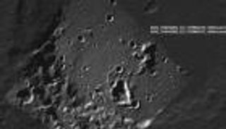 رحلة مركبة الفضاء الروسية.. التقطت صورة لفوهة عميقة بالقمر ثم "حدث أمر غير طبيعي"