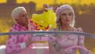 "بوتوكس باربي" آخر صيحات الفيلم الهوليوودي.. تحذير من "الشلل"