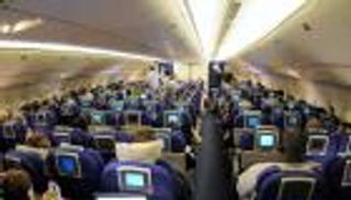 تجنبوا هذه الأفعال.. مضيف يحذر ركاب الطائرات من عدة مخاطر