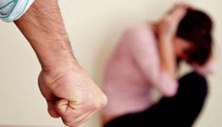 أب يضرب ابنته حتى الموت- أرشيفية