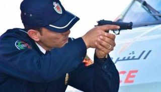 رجل أمن مغربي بصدد استعمال سلاحه - أرشيفية