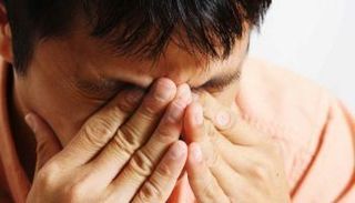 شخص يعاني جفاف العين- أرشيفية