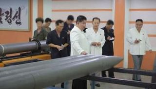 كيم يتفقد منظومة صواريخ -أرشيفية