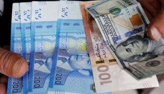 عملات نقدية فئة 100 دولار و200 درهم مغربي -أرشيفية