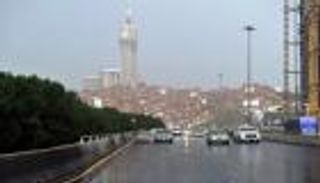 هطول أمطار غزيرة على مكة المكرمة (فيديو)