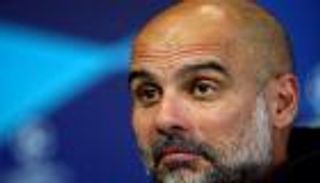 طلب غريب ورد ساخر.. مخالفة مرورية تضع غوارديولا في موقف طريف (فيديو)