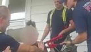 حلق شعرها بساطور وقيّد رقبتها بالسلاسل.. والشرطة تتدخل (فيديو)