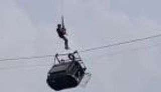 14 ساعة بين السماء والأرض.. كيف نجا أطفال التلفريك؟ (فيديو)