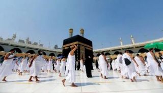 معتمرون بالبيت الحرام- أرشيفية