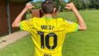 كافأ منتقديه بالآلاف.. قصة مشجع حولته السخرية لبطل في إنجلترا