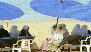 نساء على الشاطئ - أرشيفية