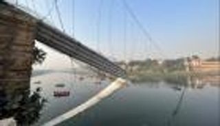 ارتفاع عدد ضحايا جسر الهند المنهار إلى 26 عاملا