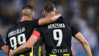 كريم بنزيما يرتدي شارة قيادة اتحاد جدة