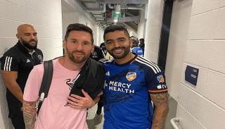 حارس ميسي الشخصي يقف خلفه
