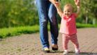 تأخر نمو الأطفال.. طبيبة تحذر من عوامل بيولوجية واجتماعية