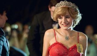 إليزابيث ديبيكي  في دور الأميرة ديانا 