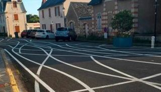 طريق بعد إعادة تخطيطه بالبلدة