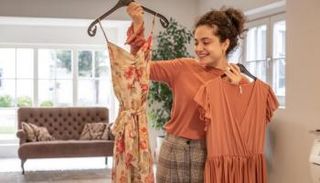 لوسي مع ملابسها