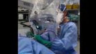 لأول مرة في العالم.. أطباء سعوديون يجرون جراحتين ناجحتين في آن واحد (فيديو)