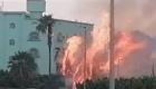 صاعقة تضرب نخل بالطائف وتتسبب في حريق ضخم (فيديو)
