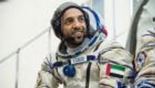 سلطان النيادي يغازل بيروت بصورة من الفضاء: "ست الدنيا"