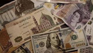 أوراق نقدية من الجنيه المصري والدولار الأمريكي والجنيه الاسترليني