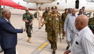 البرهان خلال وصوله إلى بورت سودان