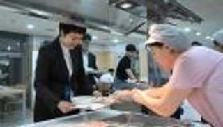 الكوريون الجنوبيون يتحدون فوكوشيما .. سمك على مائدة الرئيس