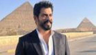 سر زيارة النجم التركي بوراك أوزجيفيت إلى مصر (صور)