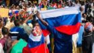 أزمة النيجر.. مظاهرات بـ"أعلام روسيا" وجنود فرنسا تحت الحصار