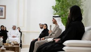 الشيخ محمد بن زايد آل نهيان مع فريق عمل