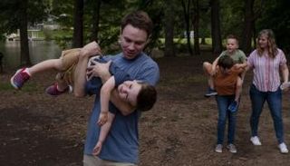 ديلان ستون مع أحد أبنائه